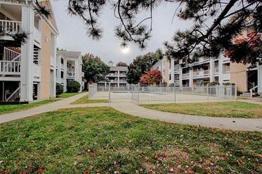 11540 Holiday Dr. 1-3 Beds Apartment for Rent - Photo Gallery 1
