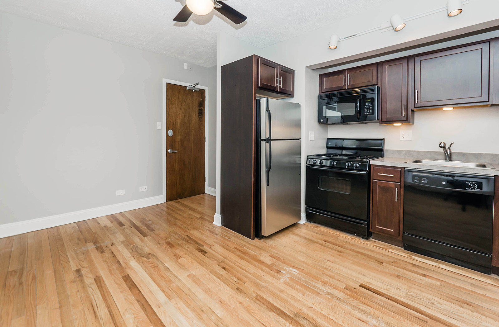 Reside at Belmont Harbor Apartments in Chicago, IL