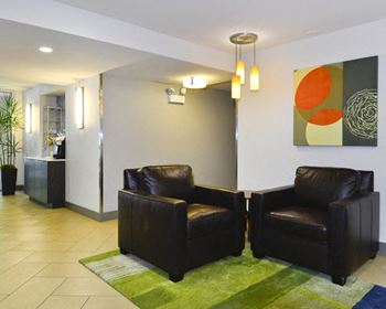 Lobby Seating at Reside at 2727 Apartments, 2727 N Pine Grove Ave, 60614
