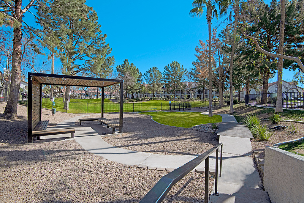 Covered Benches | The Catherine Townhomes in Scottsdale