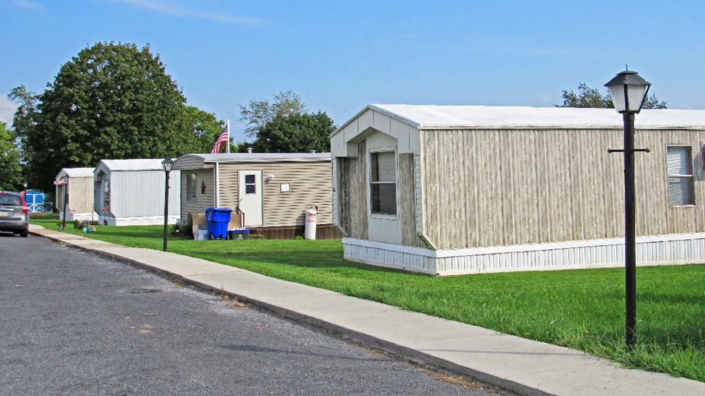 a row of mobile homes on the side of a street