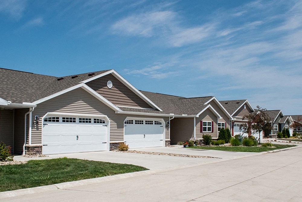 Newark OH Apartments Rentals Redwood River Trails Exterior Garages