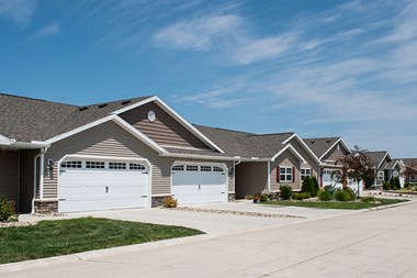 Newark OH Apartments Rentals Redwood River Trails Exterior Garages