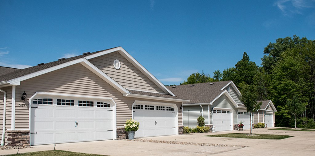 Newark OH Apartments Rentals Redwood River Trails Two Car Garage