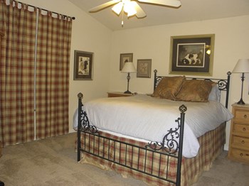 bedroom with bed and dresser - Photo Gallery 4