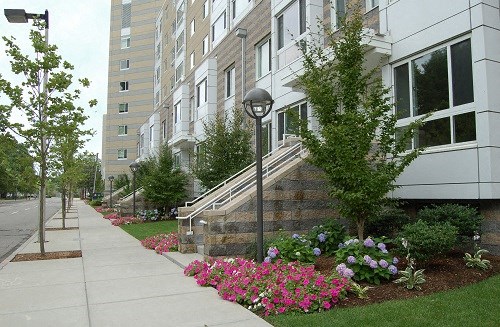 a sidewalk in front of a building with a street light