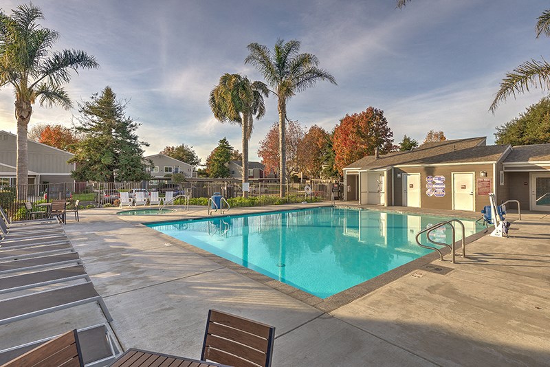 Poolside Dining Table and Chairs at VINE BY VINTAGE Apartments, California