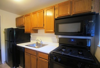 300 Washington Road Studio-1 Bed Apartment for Rent - Photo Gallery 4