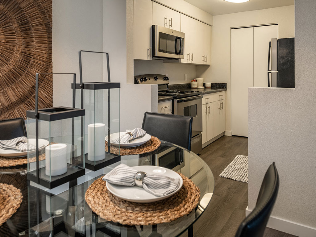 Fully Equipped Kitchens And Dining at Edgewater Apartments, Boise, 83703