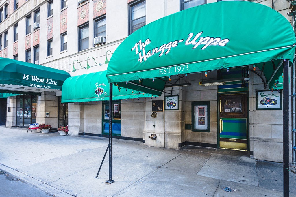 The Hangge Uppe Bar next to 14 West Elm Apartments, Illinois