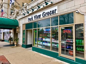 Park View Grocer at Park View Apartments, Illinois, 60614