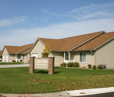 A sign in front of a building that says "Colonial Park Townhomes".