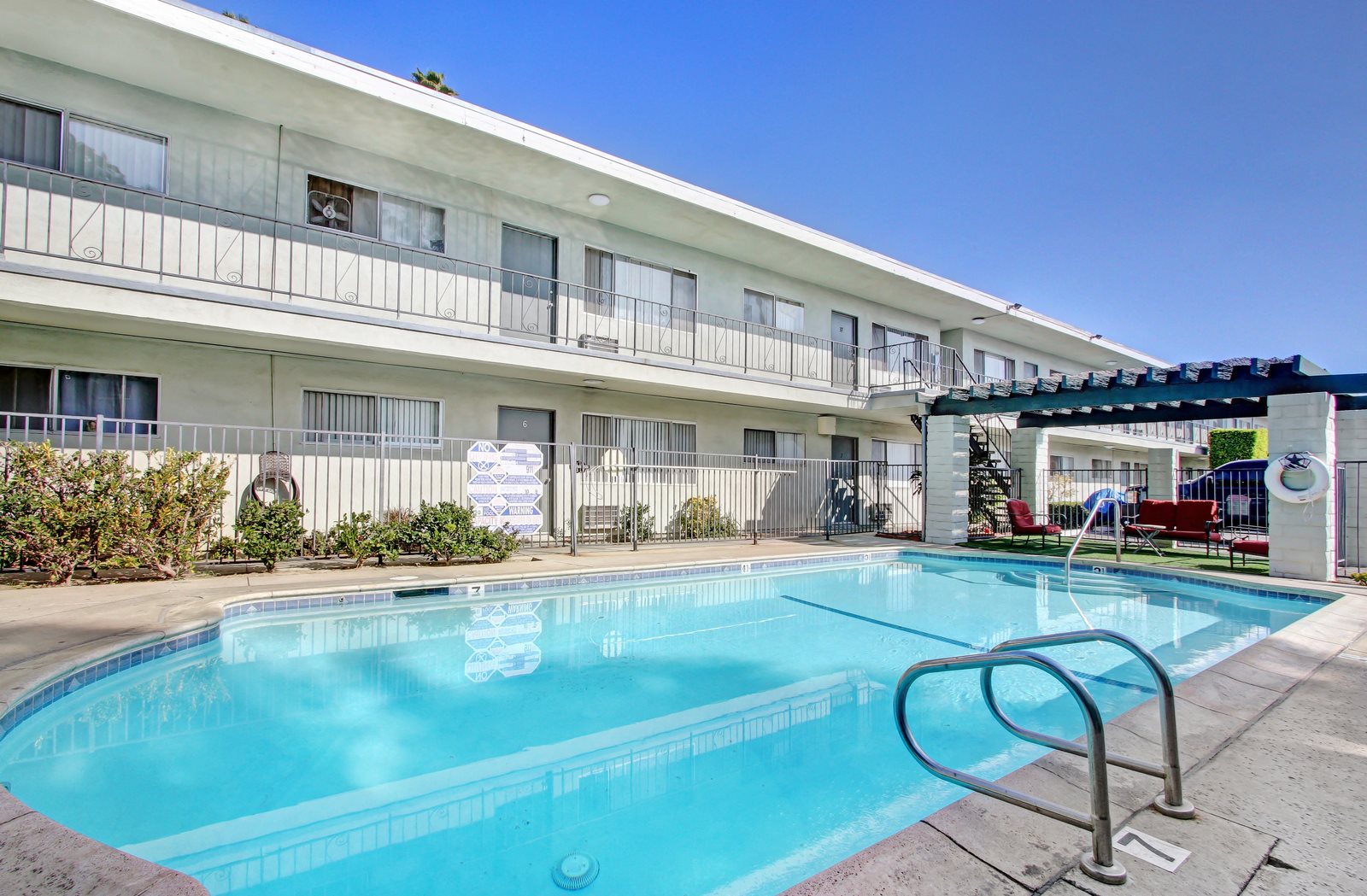 Apartments in Canoga Park Los Angeles CA 7242 De Soto Ave De Soto