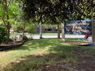 a sign for the independence park apartments