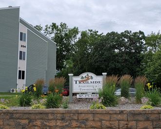 the sign for trailside apartments at the entrance of the building