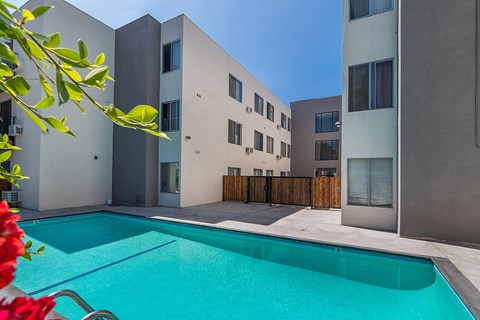 a swimming pool in the backyard of an apartment building