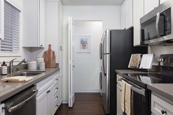 801 Marine Parkway 1-2 Beds Apartment for Rent - Photo Gallery 4