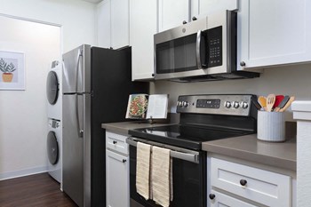801 Marine Parkway 1-2 Beds Apartment for Rent - Photo Gallery 5