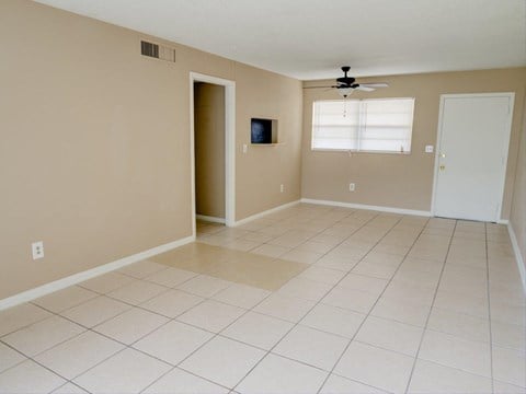 Vacant Living Area at Hibiscus Place Apartments, Orlando, FL, 32808