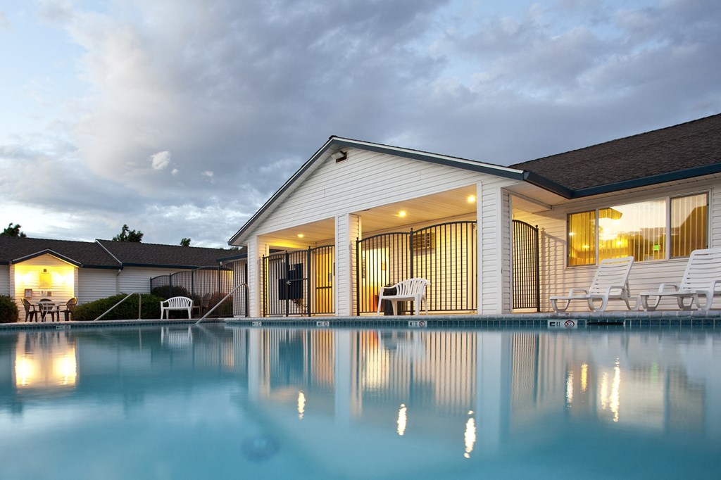 Westridge Apartments for rent in Clarkston, WA evening at the pool