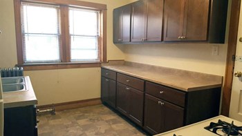 1912 E. Linnwood Ave 3-4 Beds Apartment, Student for Rent - Photo Gallery 3