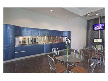 469 West Huron Street 1-3 Beds Apartment for Rent - Photo Gallery 2