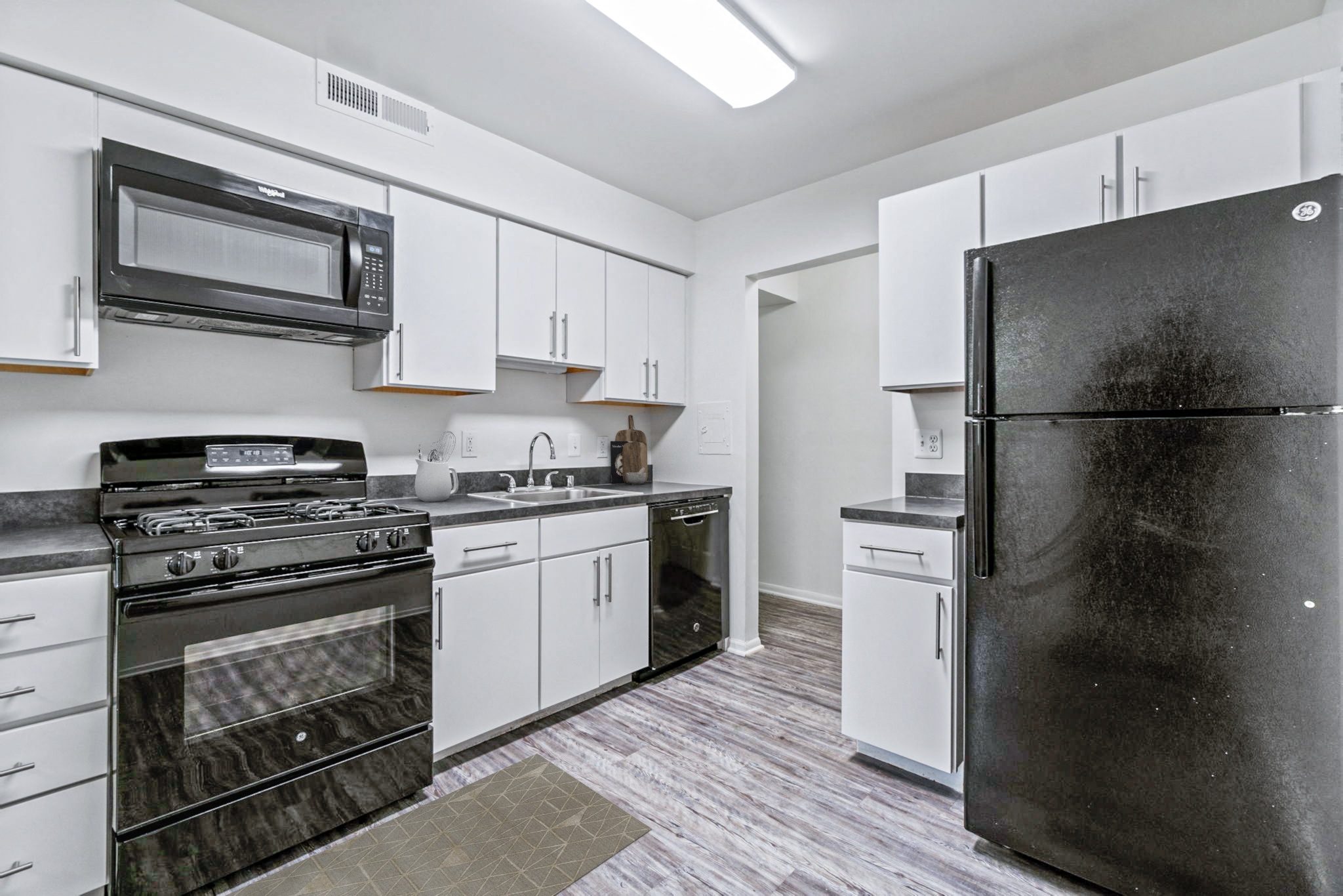 Eat-In Kitchen with Gas Cooking and Modern Applicances