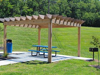 BBQ/Picnic Area at Crown Pointe Apartments, Kentucky