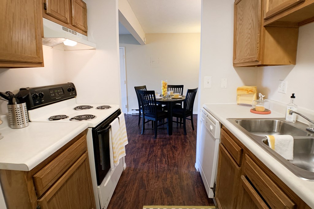 Fully Equipped Kitchen at Crown Station Apartments, Ohio, 45102