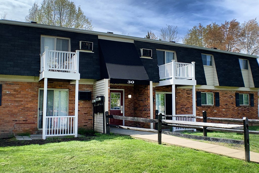 Exterior Green Space at Crown Station Apartments, Ohio