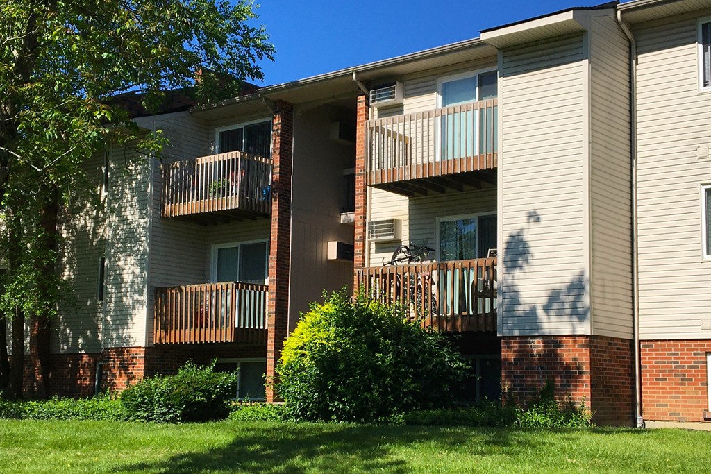 building with two balconies and a yard at Oakwood Apartments, Florence, KY