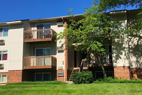 apartment building with two balconies and a tree at Oakwood Apartments, Florence, 41042