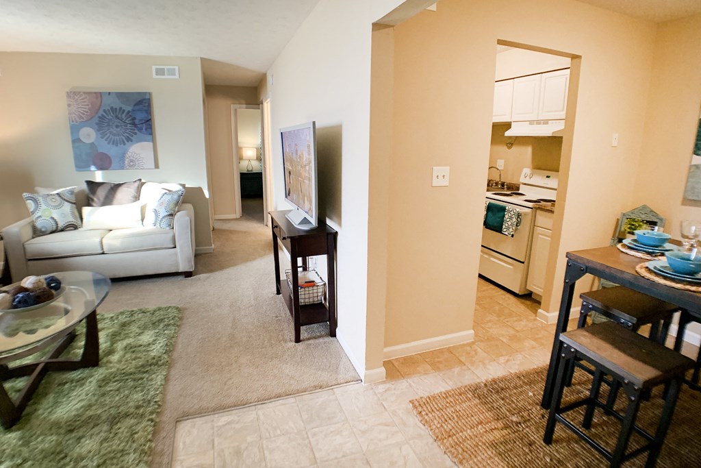 Dining and living at Oakwood Apartments, Florence, KY