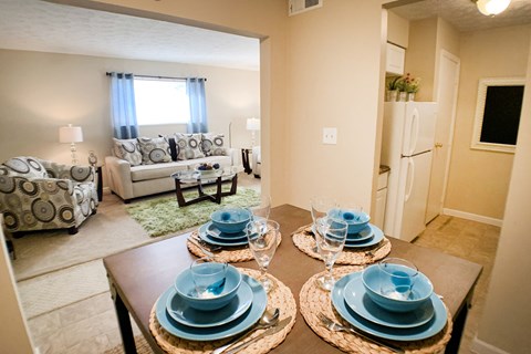 Living and dining at Oakwood Apartments, Florence, 41042