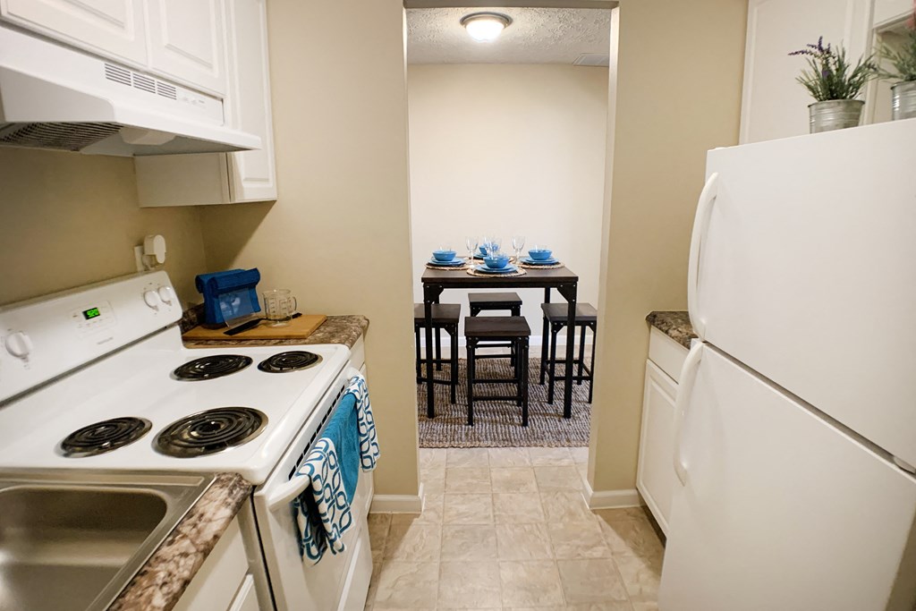 Kitchen and dining at Oakwood Apartments, Florence, KY, 41042