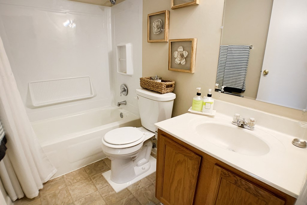 Bath at Oakwood Apartments, Florence, 41042