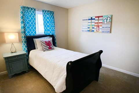 Bedroom with bed at Oakwood Apartments, Florence