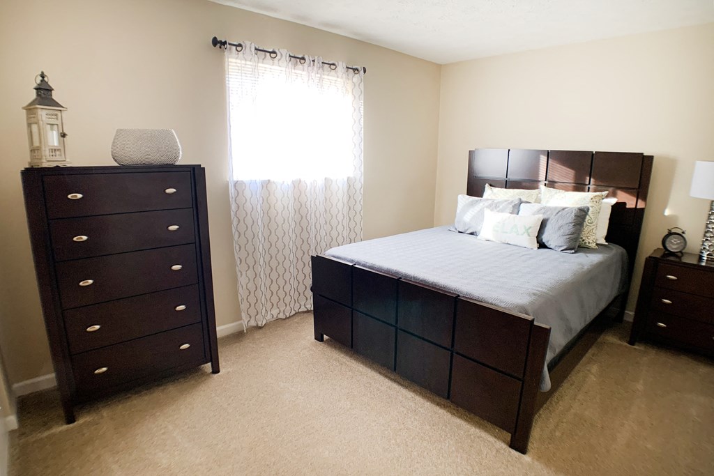 Bed and lamp at Oakwood Apartments, Florence, KY, 41042