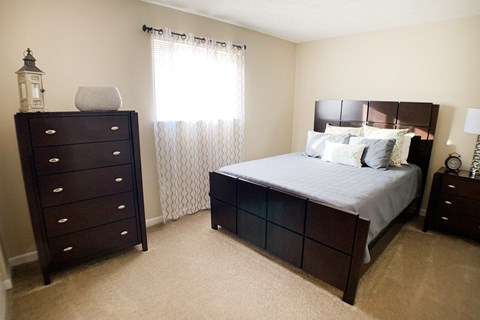 Bed and lamp at Oakwood Apartments, Florence, KY, 41042