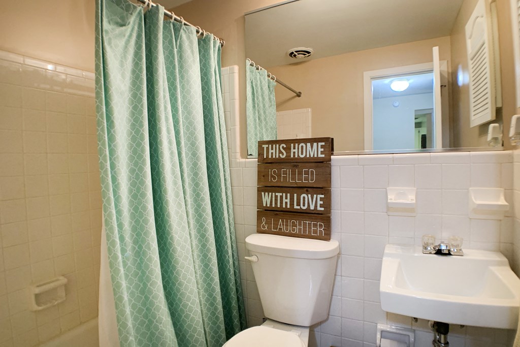 Bathroom  at Barkley Ridge Apartments, Kentucky
