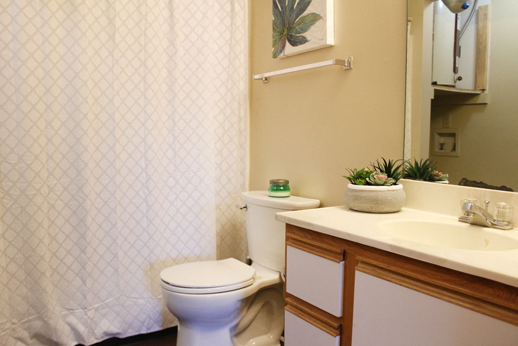 Bathroom at Wyndemere Apartments, Franklin, 45005