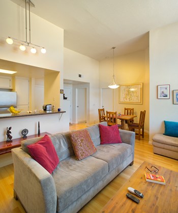 1059 S Bedford St 1-2 Beds Apartment for Rent - Photo Gallery 2