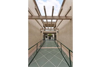 935 S. Gilbert St. 1-2 Beds Apartment for Rent - Photo Gallery 3