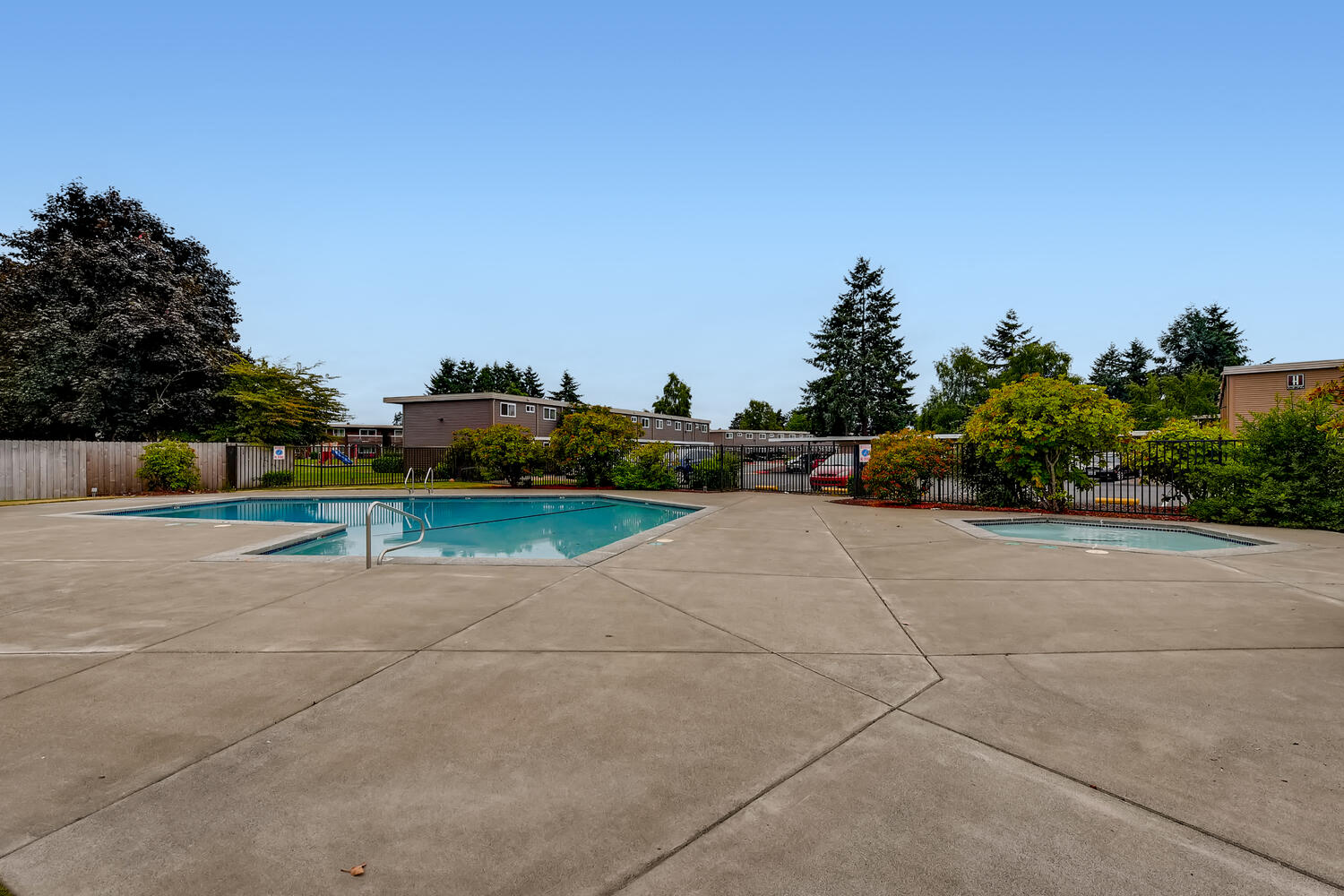 The Community Outdoor Swimming Pool and Hot Tub at Morningtree Park Apartments