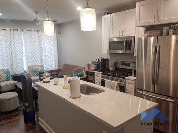 1820 W. Byron St. 1-4 Beds Apartment for Rent - Photo Gallery 2
