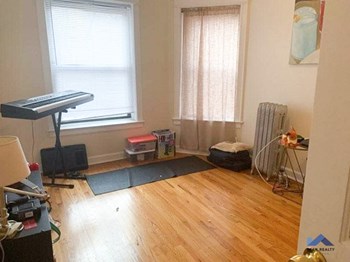 1002 W. Irving Park Rd. Studio-3 Beds Apartment for Rent - Photo Gallery 3