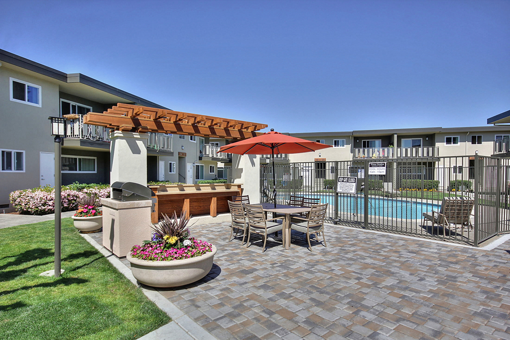 Sunnyvale Apartment Courtyard and Pool
