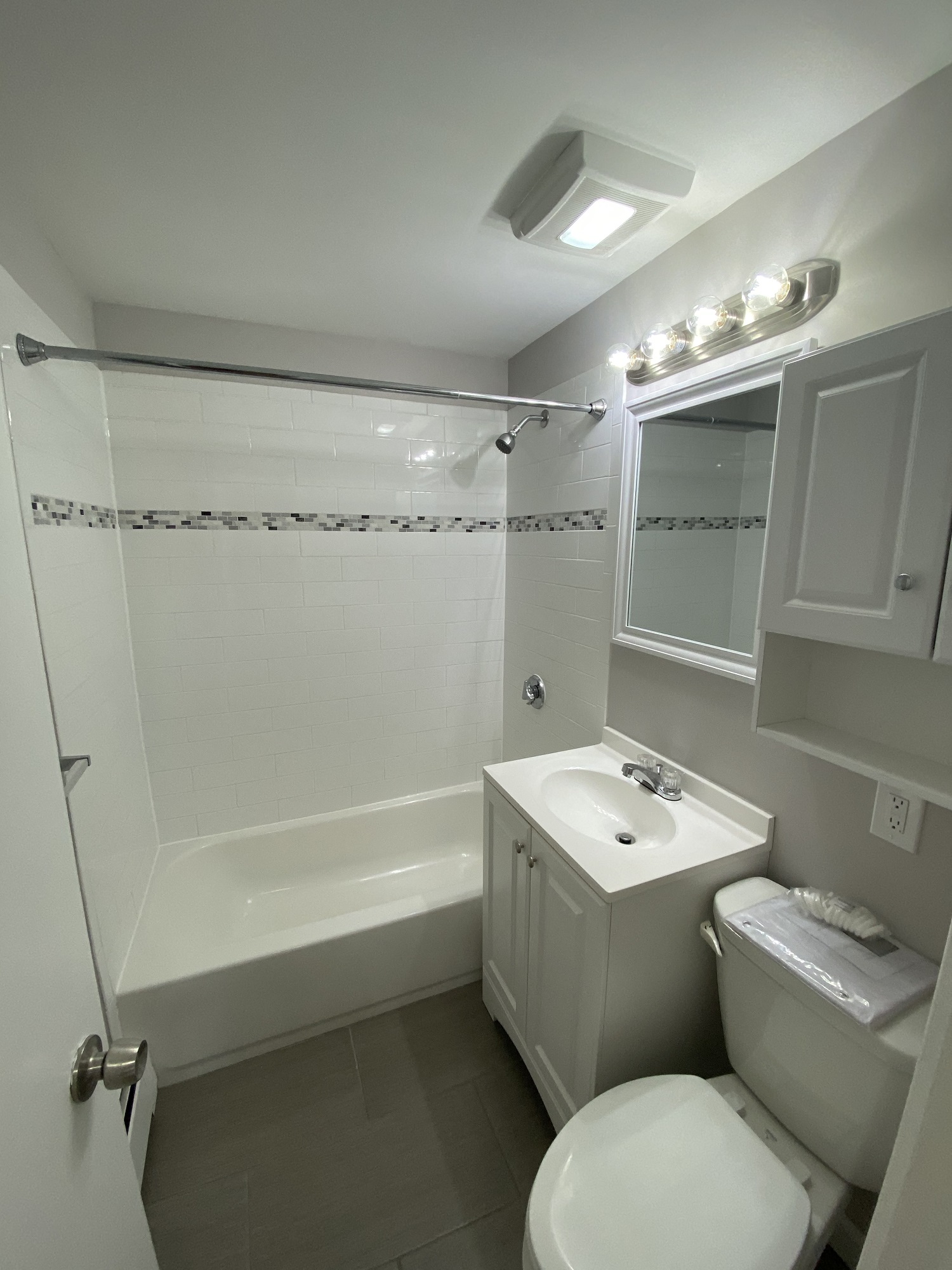 Bathroom with Shower/ Bathtub Combination