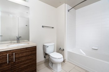 Bathroom with full size tub - Photo Gallery 18