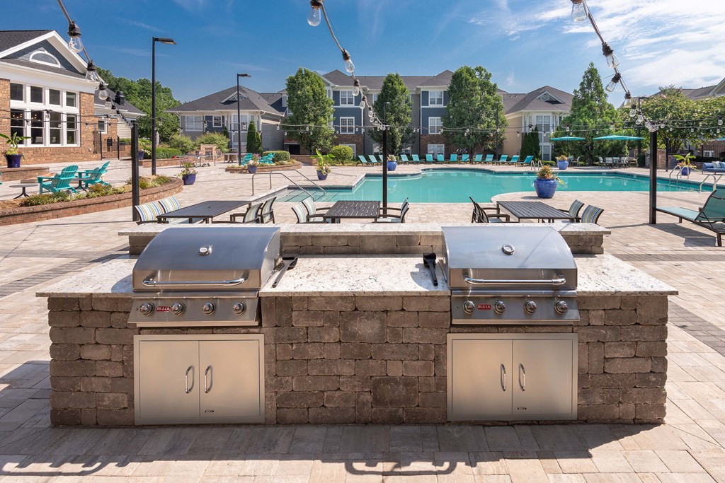 the estates at tanglewood  outdoor grill area with swimming pool